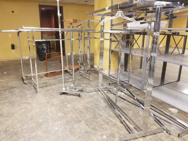 lot 1053 image: Various Sizes of Metal Clothes Racks