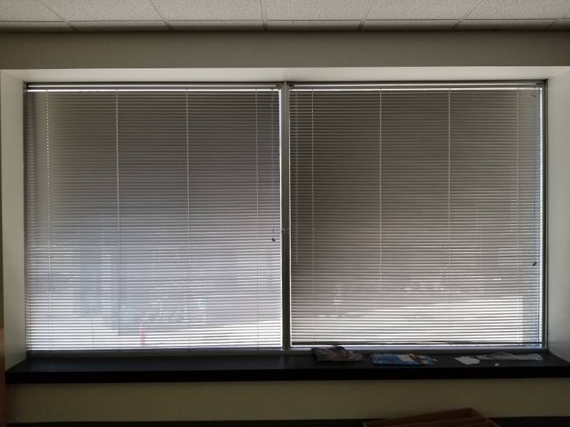 lot 4472 image: Silver Metal Blinds