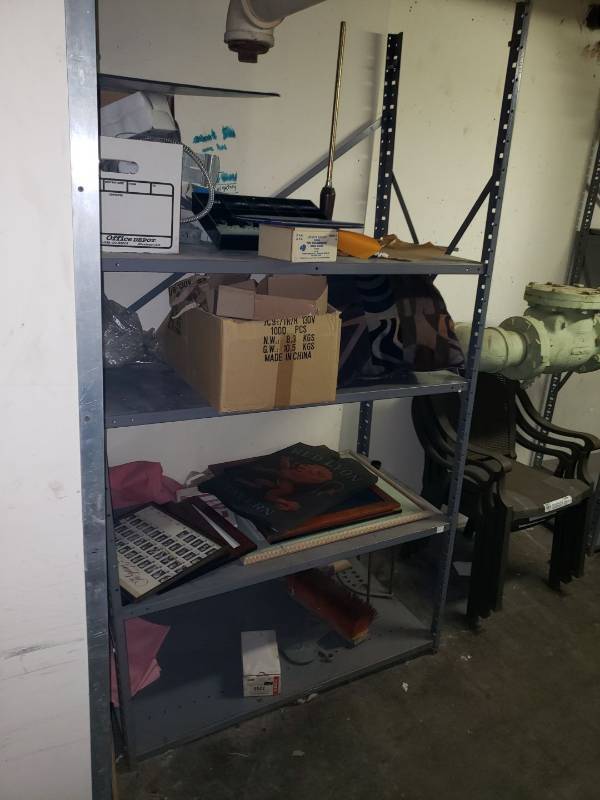 lot 9007 image: Metal shelf with contents