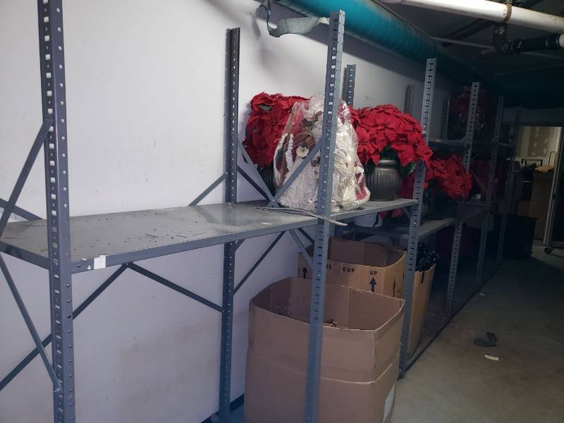 lot 9016 image: Lot 5 metal racks
