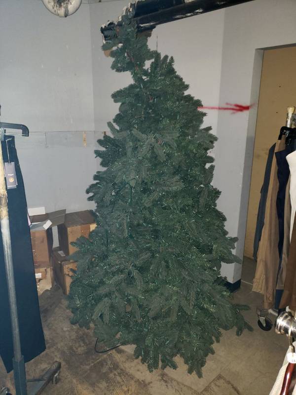 lot 9026 image: Christmas tree