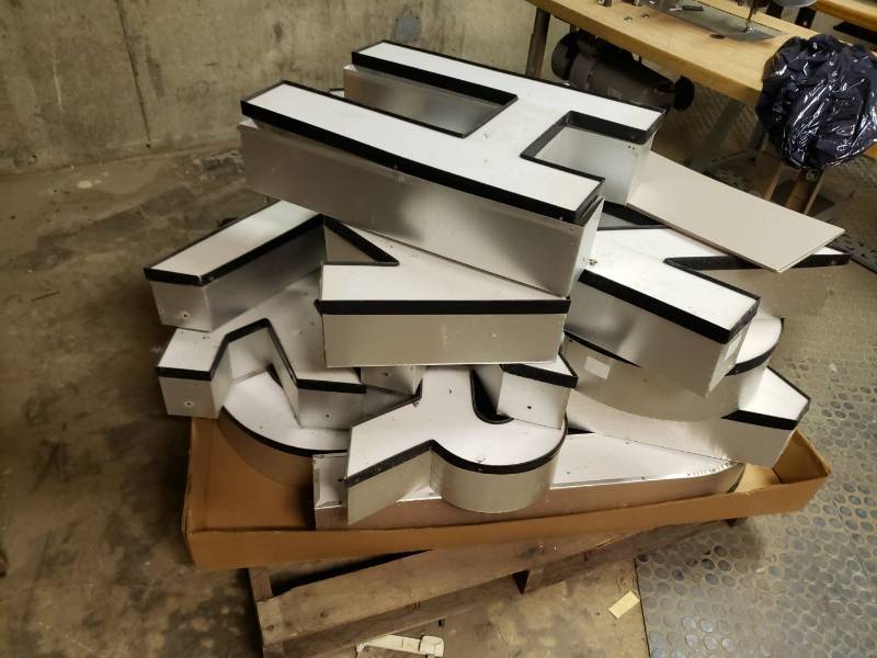 lot 9040 image: Various outdoor signage letters