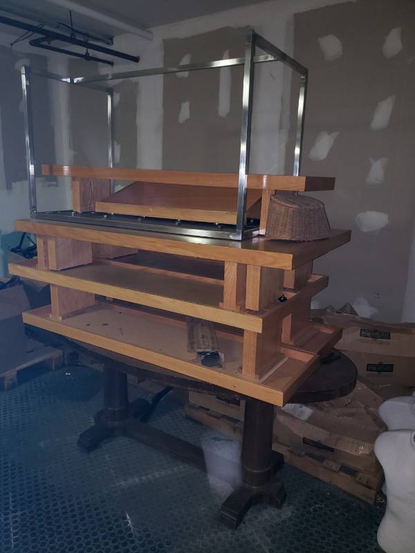 lot 9065 image: Lot of various displays and tables