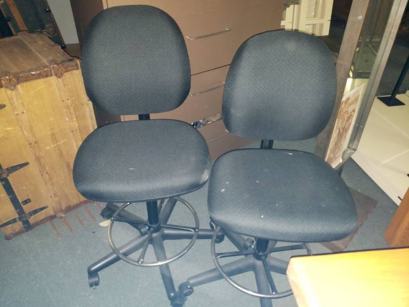 lot 9069 image: (2) office chairs