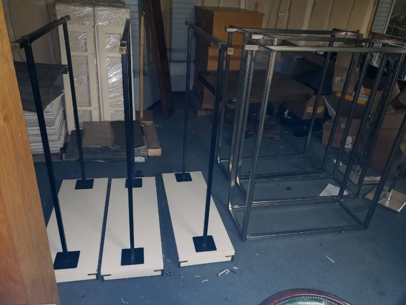 lot 9070 image: Lot (6) metal clothing racks