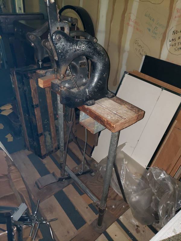 lot 9076 image: Lot of (3) rivet machines