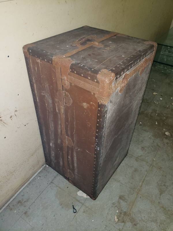 lot 9083 image: Antique trunk
