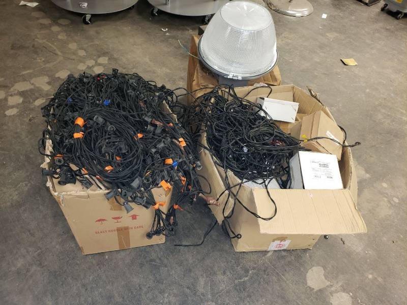 lot 9097 image: Lot of light fixtures and hanging lights