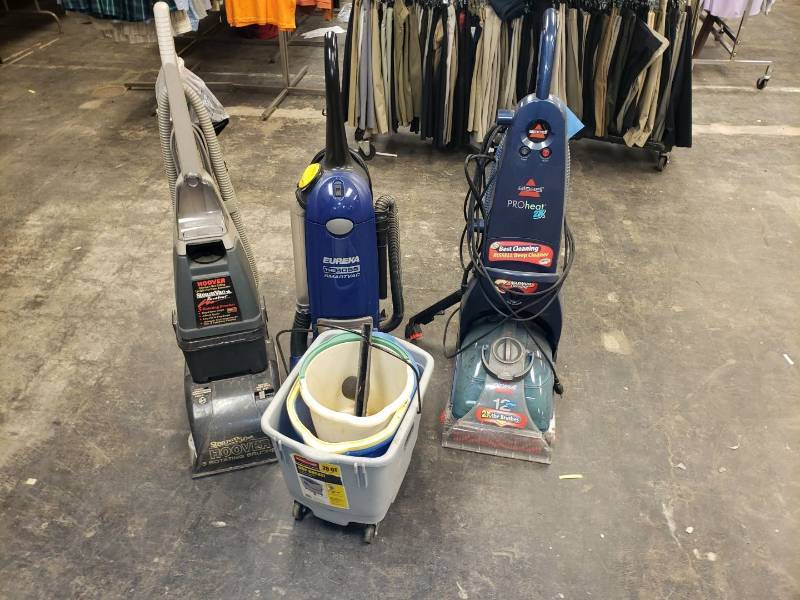 lot 9098 image: Lot of vacuums and carpet cleaners
