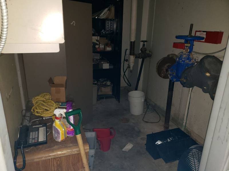 lot 9100 image: Contents of room