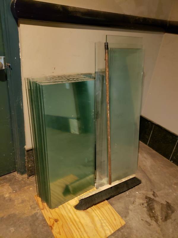 lot 9102 image: Lot of glass display shelves