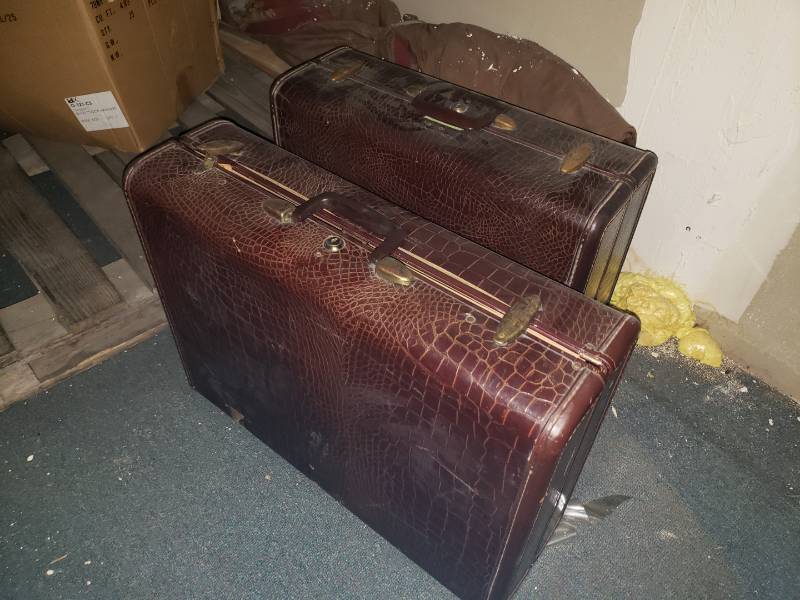 lot 9078 image: Lot (2) leather suitcases