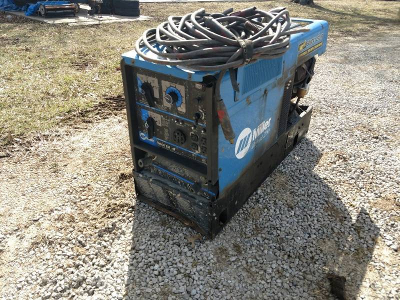 lot 24 image: Miller Bobcat 250 Welder Generator