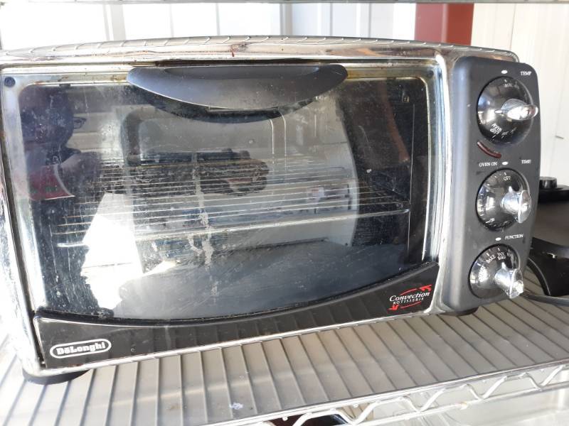 DeLonghi Convection Rotisserie Oven Model AS1870B and Countertop