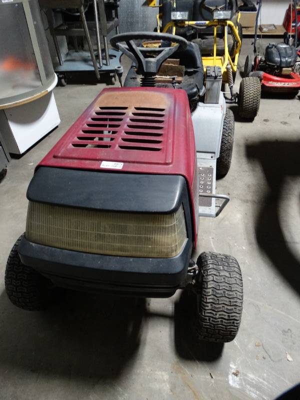 lot 8871 image: Signature 2000 elite riding mower- 14.5 HP 42 cut