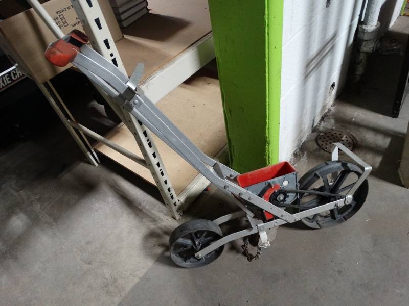 lot 8874 image: Earthway precision garden seeder