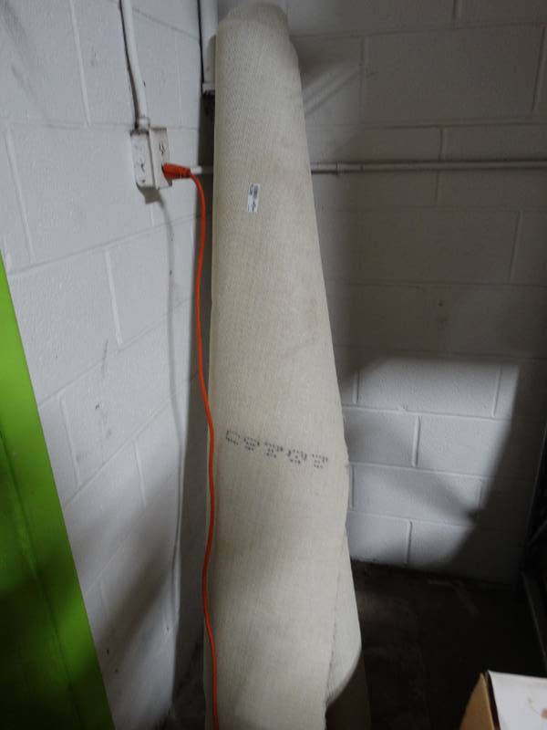 lot 8876 image: Partial roll of carpet