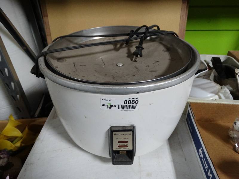 lot 8880 image: Panasonic rice cooker w lid