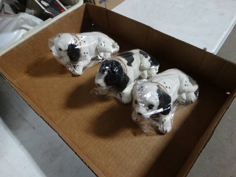 lot 8881 image: 3 new bobble head dogs