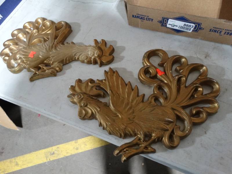 lot 8883 image: 2 pc fighting chicken wall decor