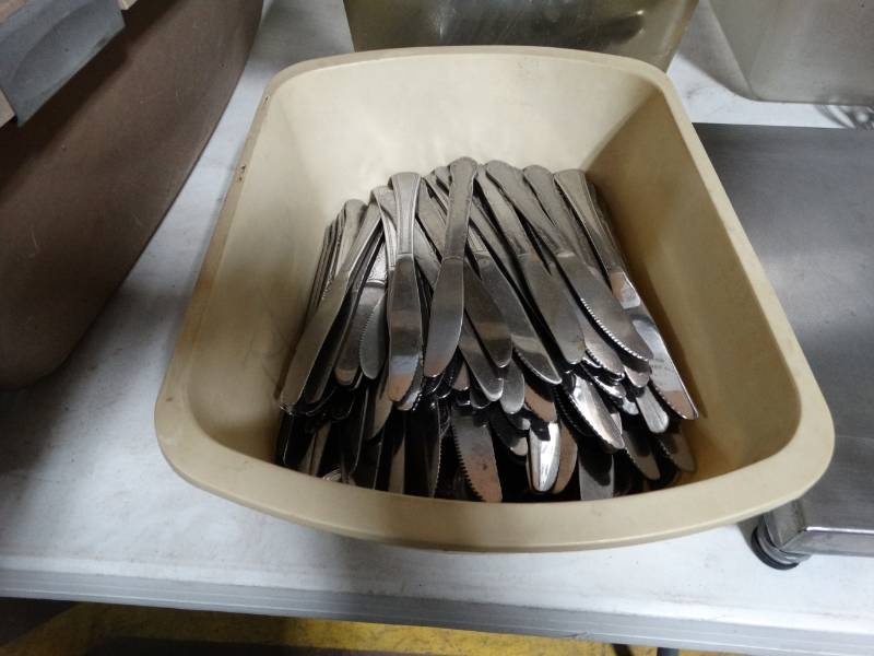 lot 8887 image: Lg lot of butter knives
