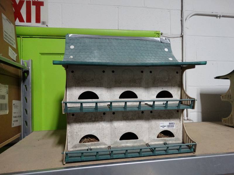 lot 8893 image: 12 hole Martin bird house