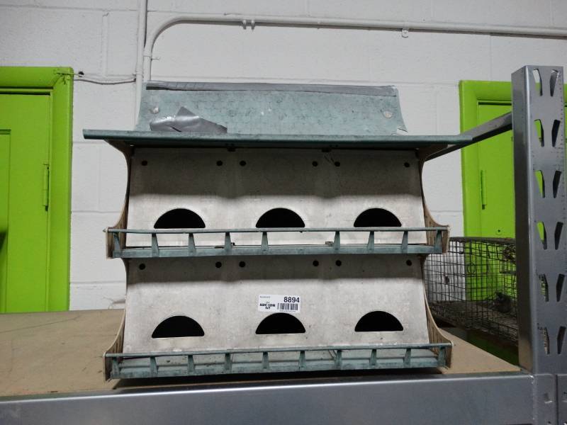 lot 8894 image: 12 hole Martin bird house