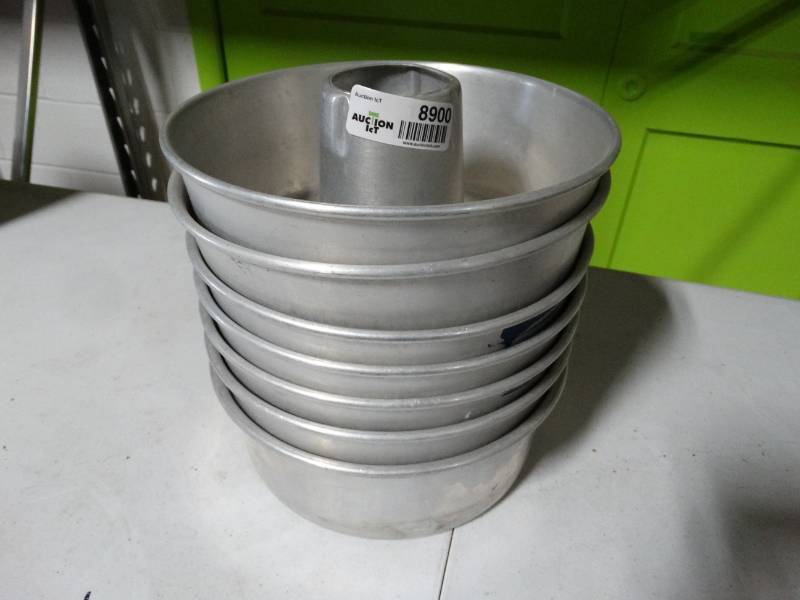 lot 8900 image: 7 aluminum bundt cake pans