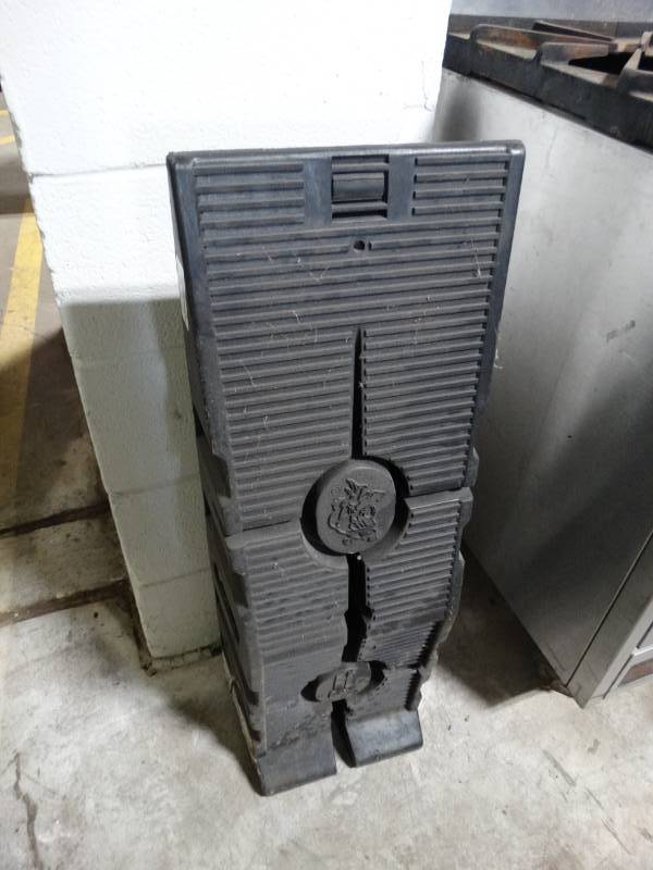 lot 8904 image: 1 hard plastic car ramp