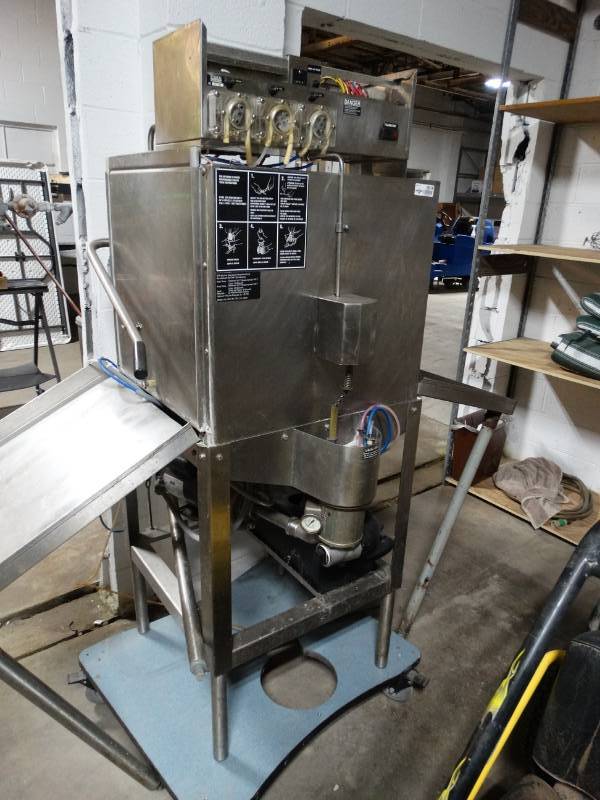 lot 8918 image: Commercial stainless steel pass through dishwasher w dish tables
