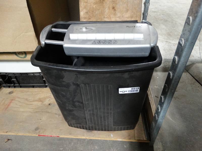 lot 8919 image: Paper shredder