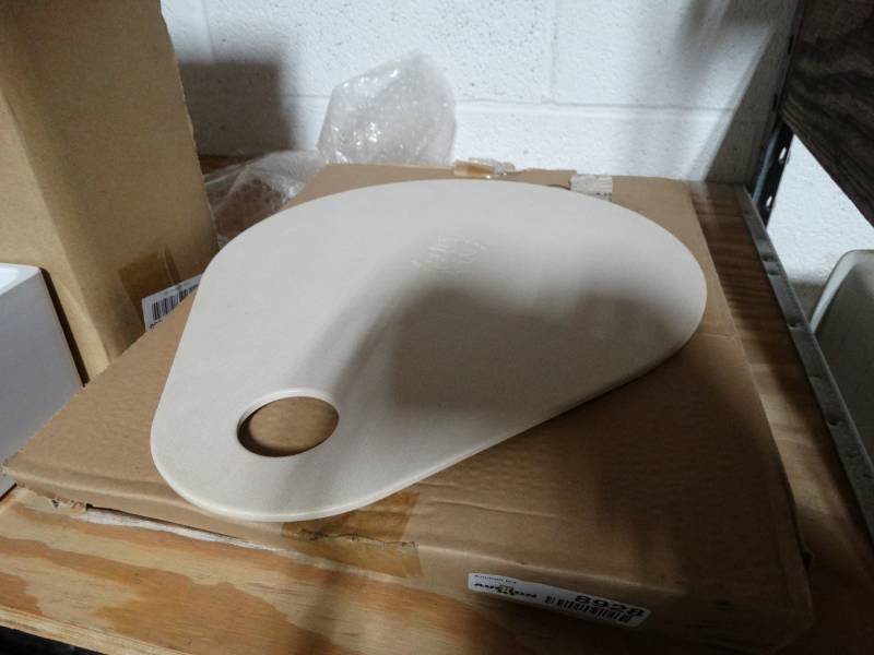 lot 8928 image: Case of new pizza servers