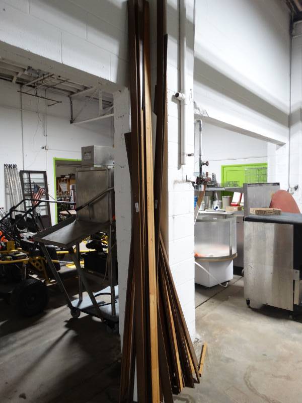 lot 8938 image: Large lot of various length wood trim