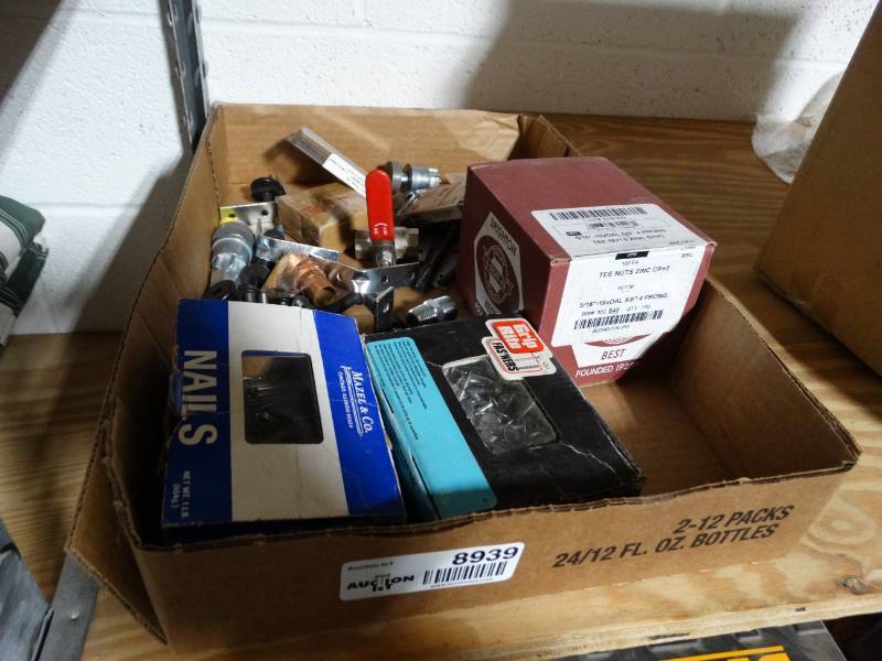 lot 8939 image: Lot of nails & various hardware