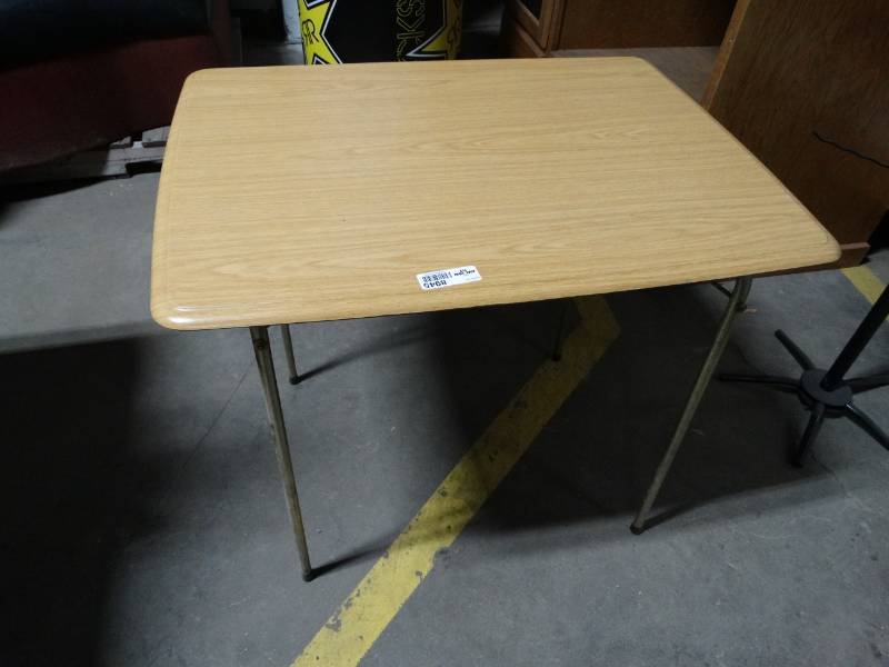 lot 8945 image: Small folding table- 31 x 23