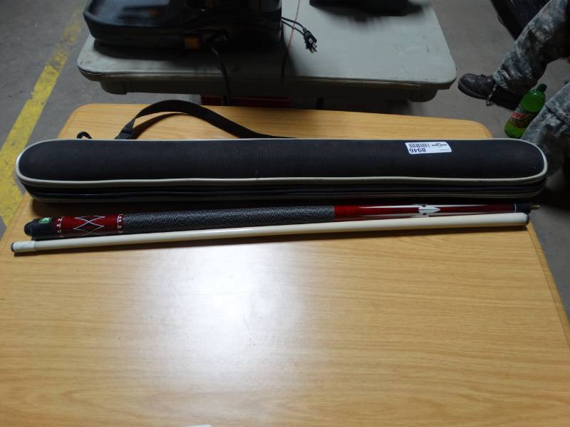 lot 8946 image: 2 pool cues w case- Minnesota FATS Mizerak
