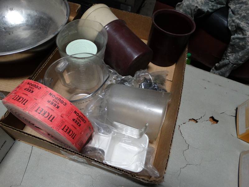 lot 8956 image: Food crocks measuring cups 2 part tickets