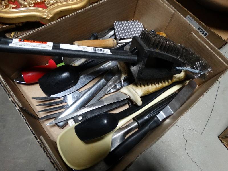 lot 8957 image: Lot of various kitchen utensils