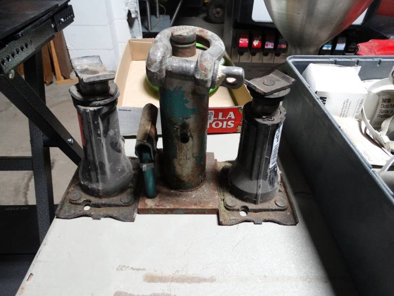 lot 8963 image: 3 bottle jacks
