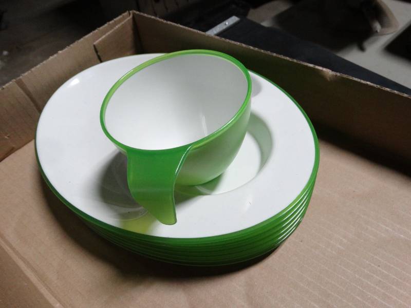 lot 8965 image: Greenwhite cup & plates