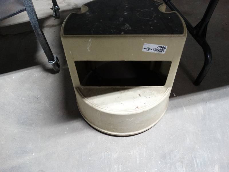 lot 8966 image: Round step stool on wheels