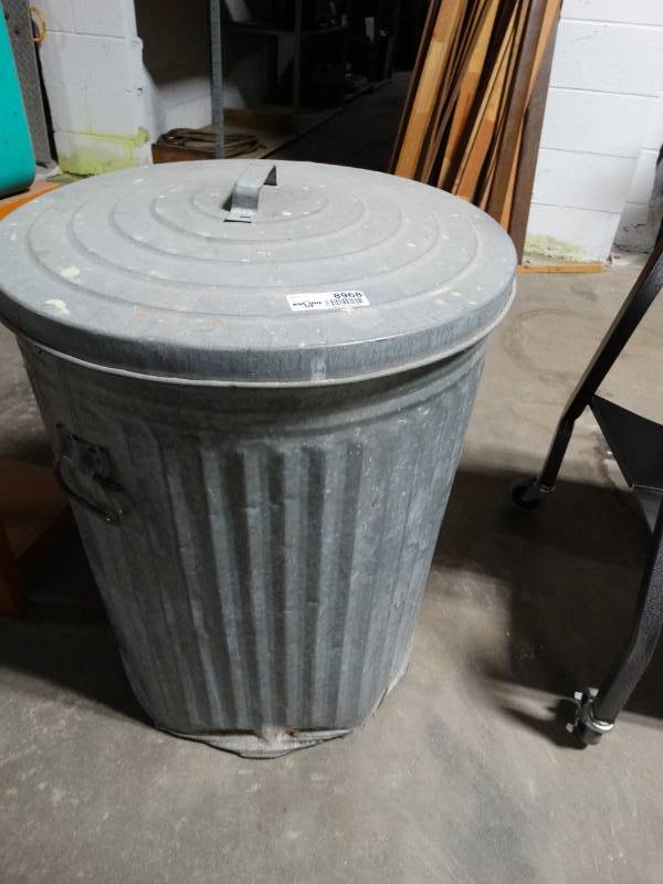 lot 8968 image: Metal trash can w lid & various tarps