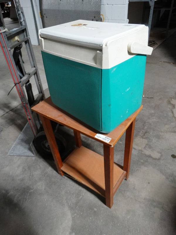 lot 8969 image: Wood stand & cooler