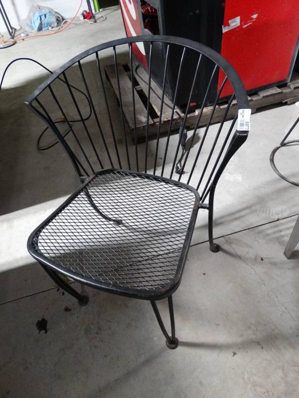lot 8977 image: Black metal patio chair