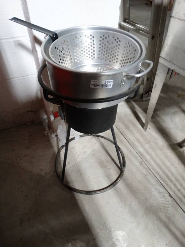 lot 8978 image: Propane fryer w pot & basket