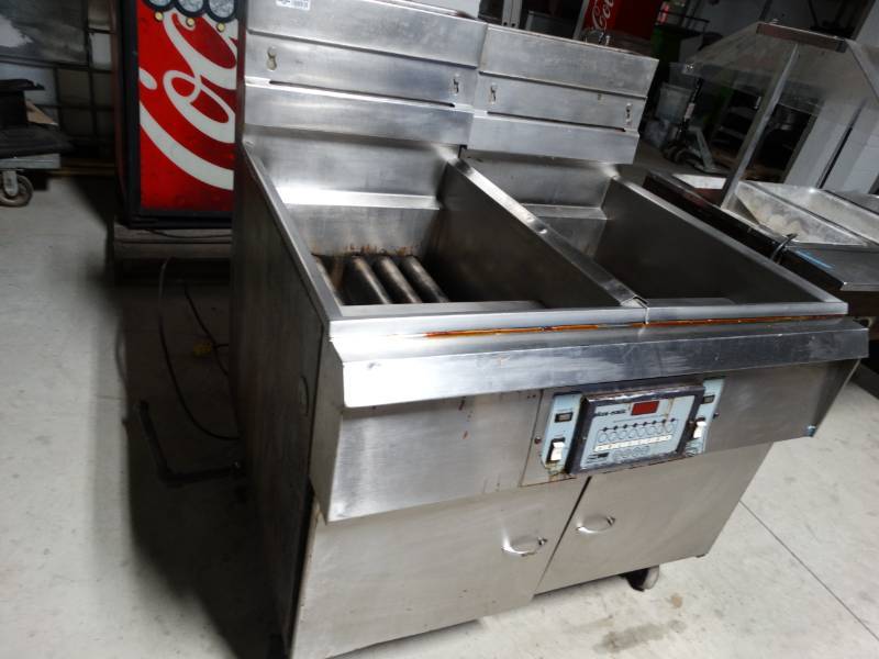 lot 8980 image: Pitco Frialator 4 basket commercial gas fryer