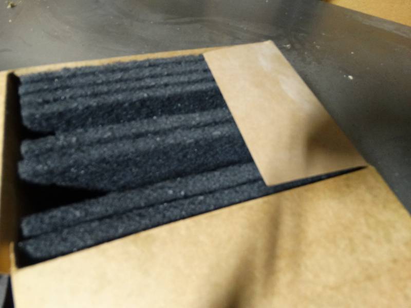 lot 8999 image: Box of grill cleaning pads