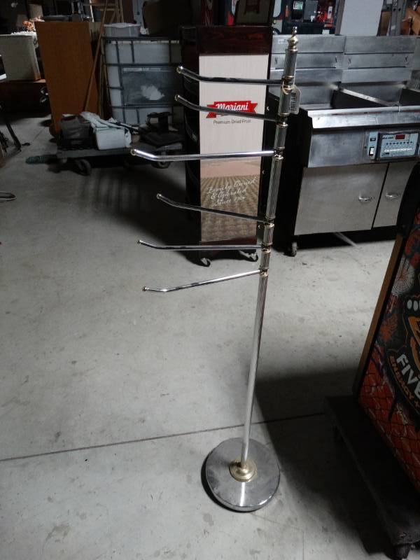 lot 20361 image: Decorative 6 arm towel rack- 4 ft tall