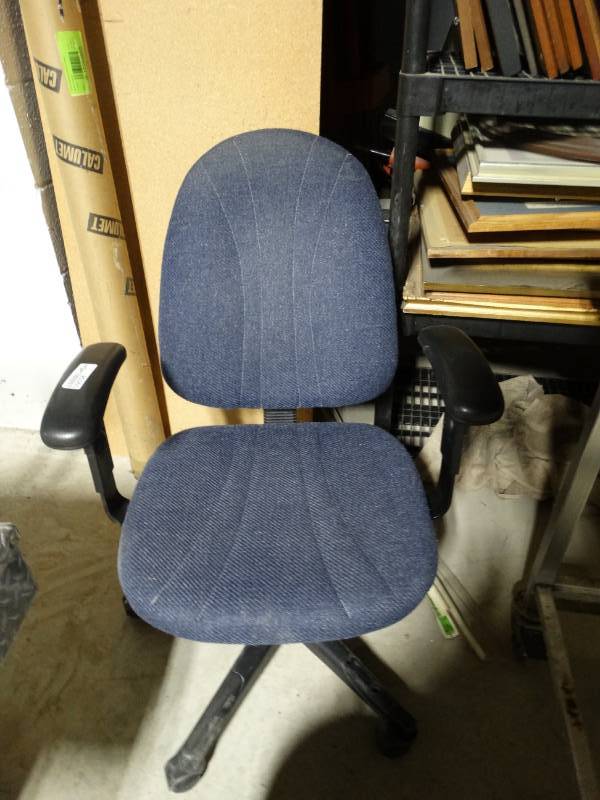 lot 20365 image: Nice office chair on wheels