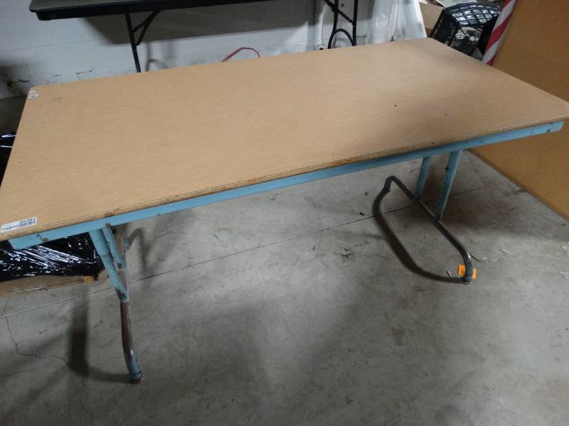 lot 20381 image: Adjustable leg table- 60 x 30